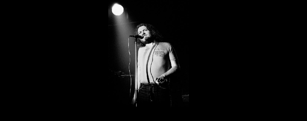 The-artist-Joe-Cocker-on-stage-to-illustrate-a-vXtream-value-you-add-services-article-about-getting-help-from-your-friends