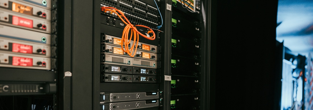 image-of-servers-in-data-centre-server-rack-to-illustrate-article-on-VMWare-Licensing