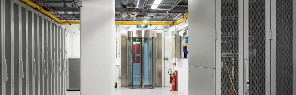 vxtream-london-goswell-road-data-centre-interior-image-shwoing-racks-and-entry-door